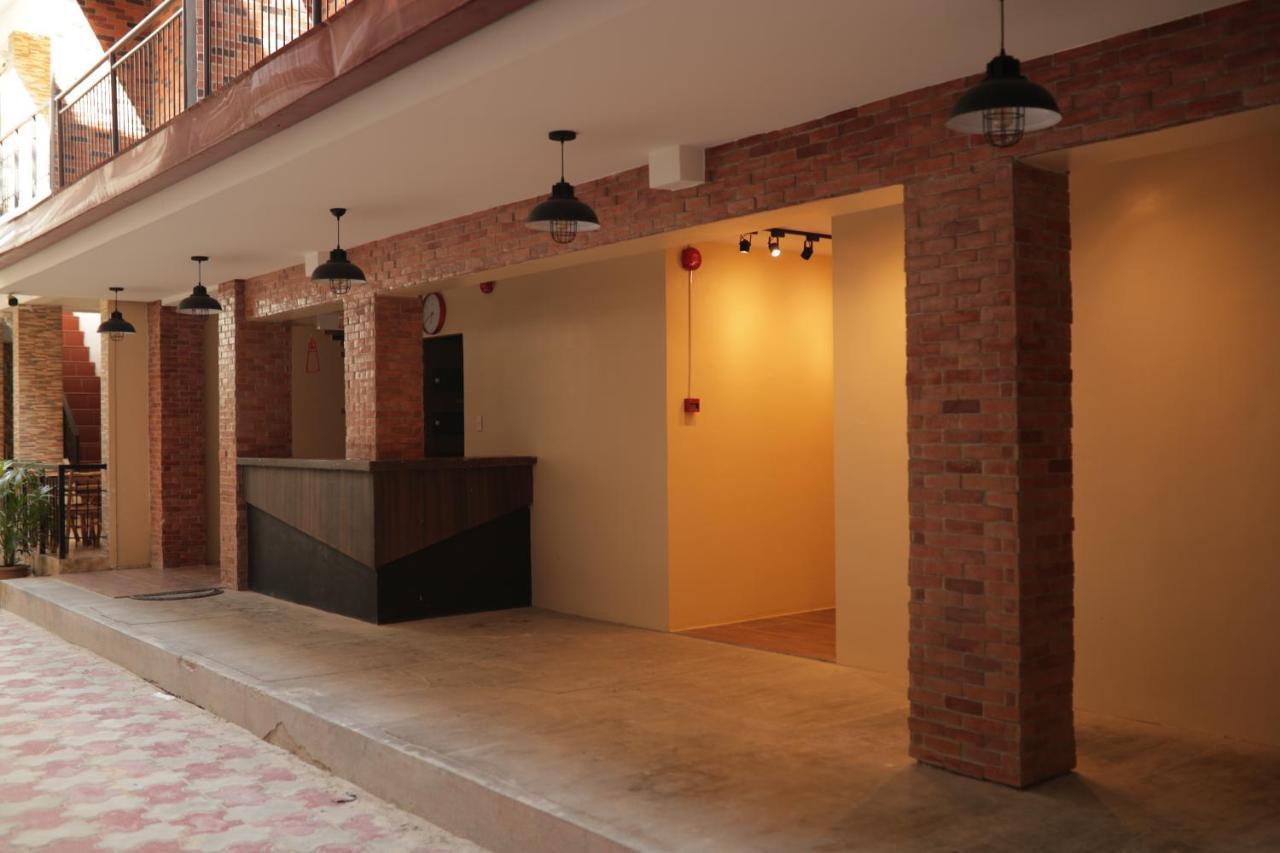 Cerca Hotel Balabag  Экстерьер фото