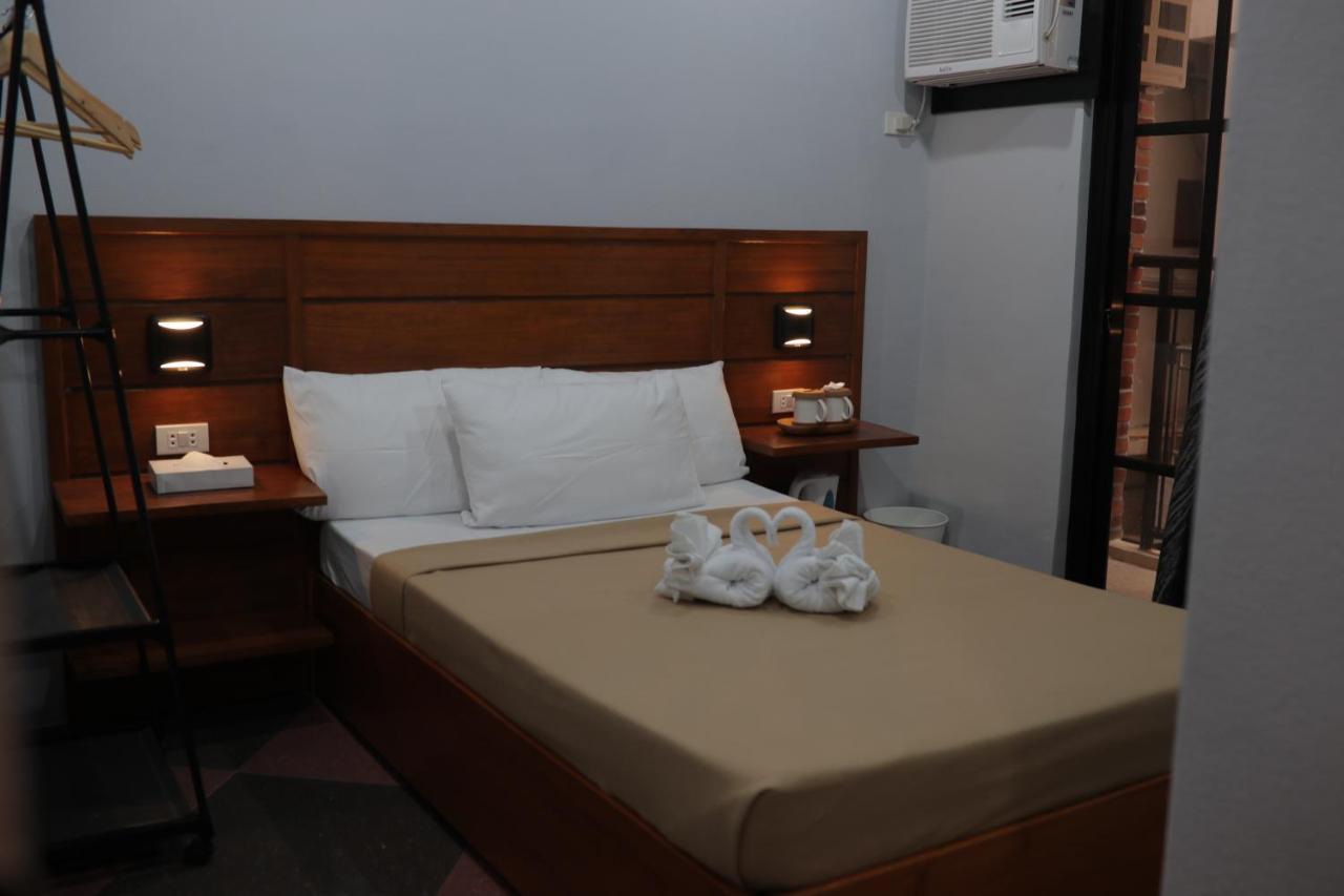 Cerca Hotel Balabag  Экстерьер фото