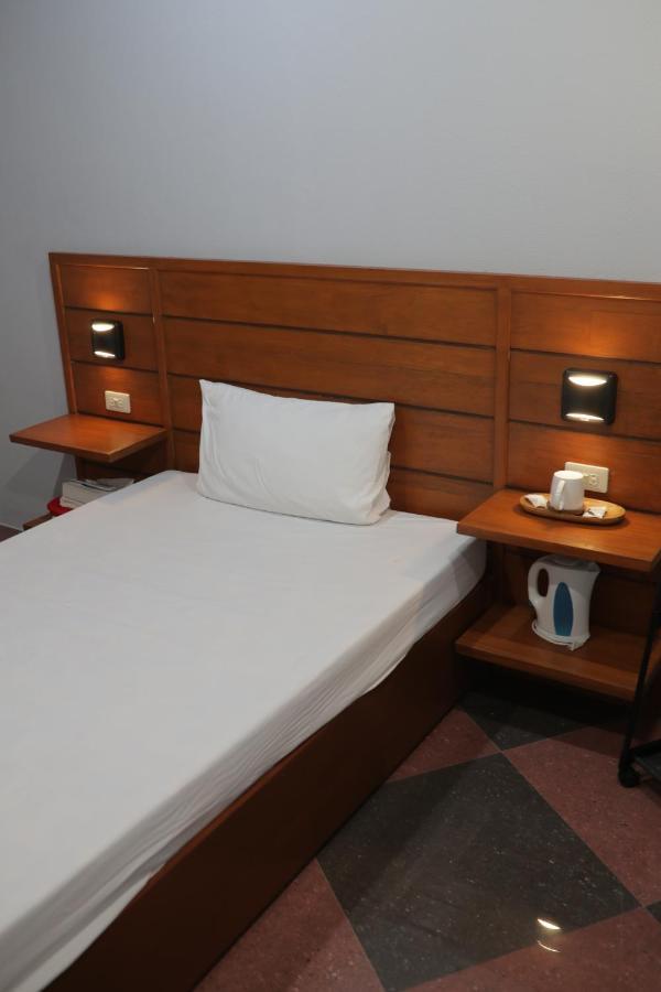 Cerca Hotel Balabag  Экстерьер фото